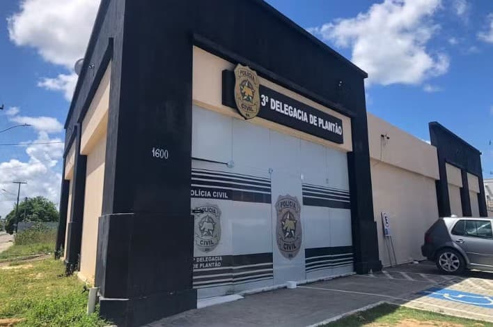 Algemado, preso por tráfico de drogas foge ao sair da viatura em frente a 3ª Delegacia de Plantão, em Parnamirim