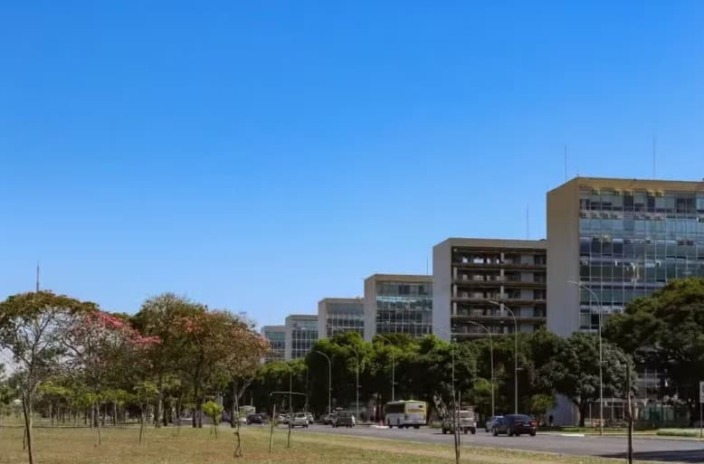 Servidores só terão reajuste em 2024 se houver ‘excedente' de arrecadação, diz ministra