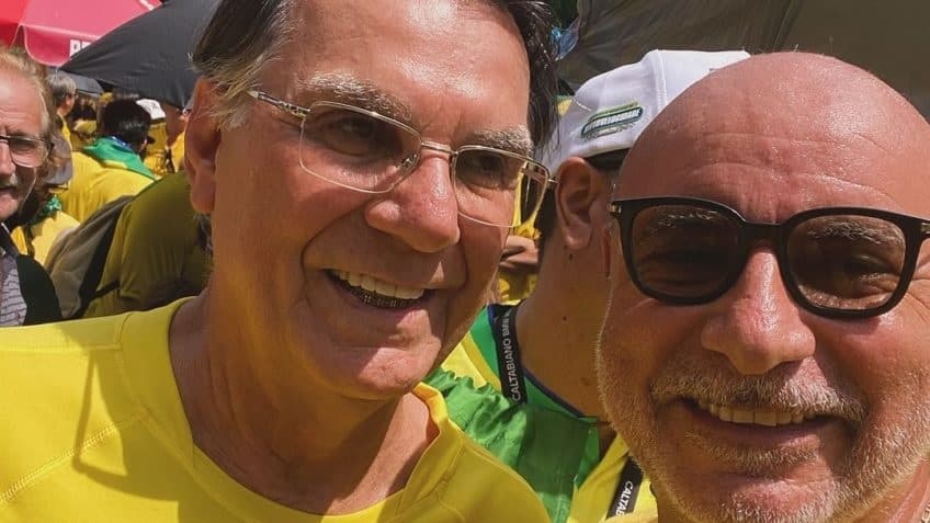 Queiroz participa de ato na Paulista e tira foto com sósia de Bolsonaro