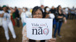 Contrários ao aborto no Brasil batem recorde e chegam a 61%
