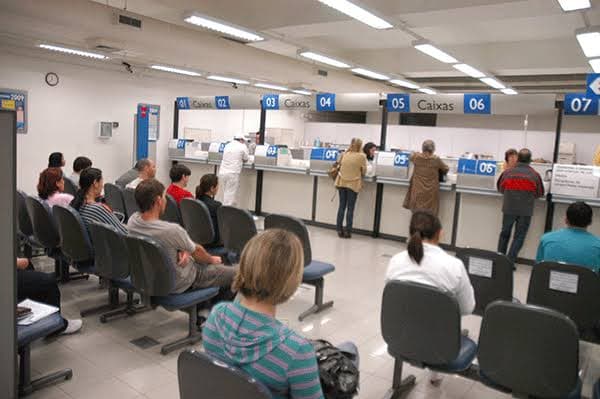 Bancos reabrem hoje a partir das 12h