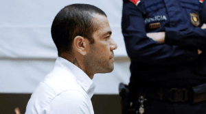 Daniel Alves é condenado a 4 anos e 6 meses por estupro na Espanha