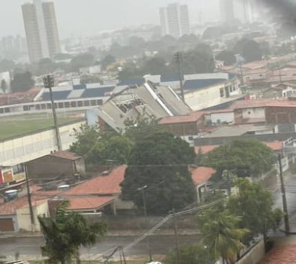 VÍDEO E FOTO: Estrutura metálica do estádio Nogueirão desaba durante chuva em Mossoró