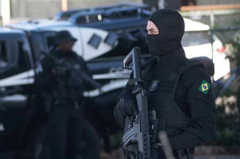Mais da metade das operações da PF contra facções atinge PCC e CV