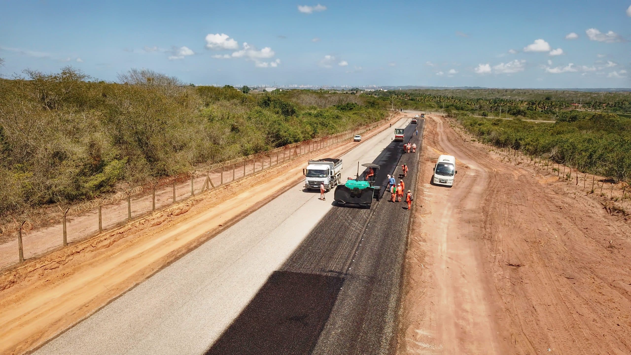 Governadora anuncia licitação para recuperação de estradas no RN