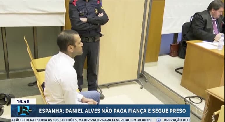 Daniel Alves paga fiança de 1 milhão de euros e já pode deixar a prisão em Barcelona