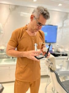 Especialista defende estética dentária personalizada longe de modismos e com atenção à saúde bucal