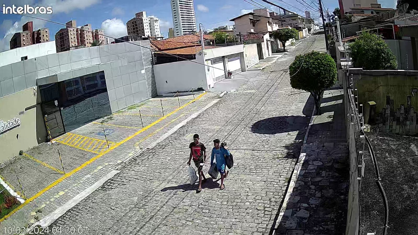 VÍDEO: Bandidos largam material que levavam para tomar carro no bairro de Lagoa Nova