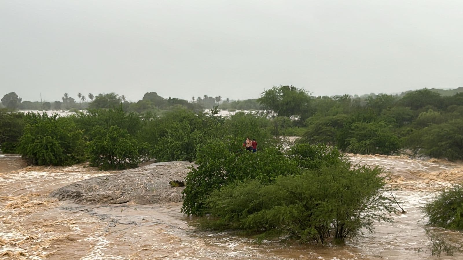 Chuvas deixam pessoas ilhadas em Lajes e Assu