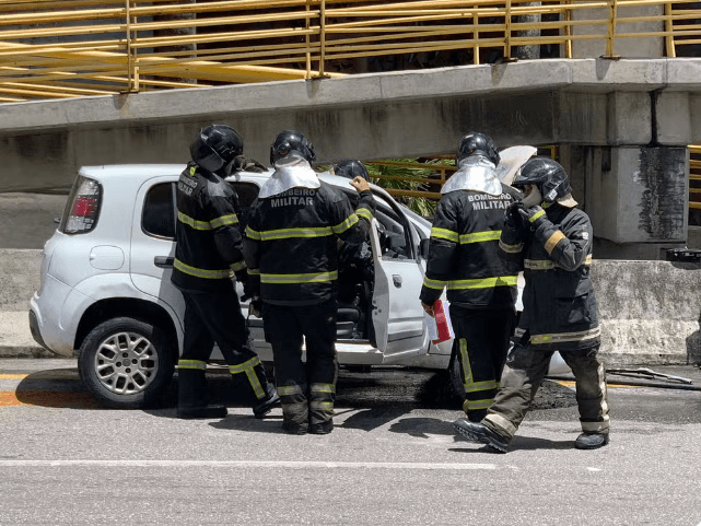 Carro pega fogo na Zona Sul de Natal