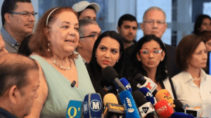 VÍDEO: Opositora de Maduro não consegue se registrar para eleições