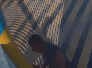 [VÍDEO] CRUELDADE: Homem esfaqueia cachorro em Currais Novos; Polícia Civil investiga caso
