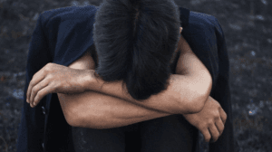 Taxa de suicídio entre crianças e jovens aumenta 3,7% no Brasil; No mundo, o índice caiu 36%