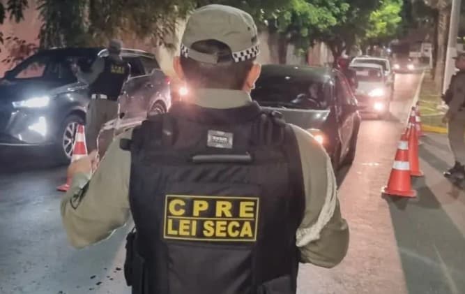 Idoso de 73 anos e motoentregador que estava trabalhando são presos em blitz por embriaguez em Mossoró