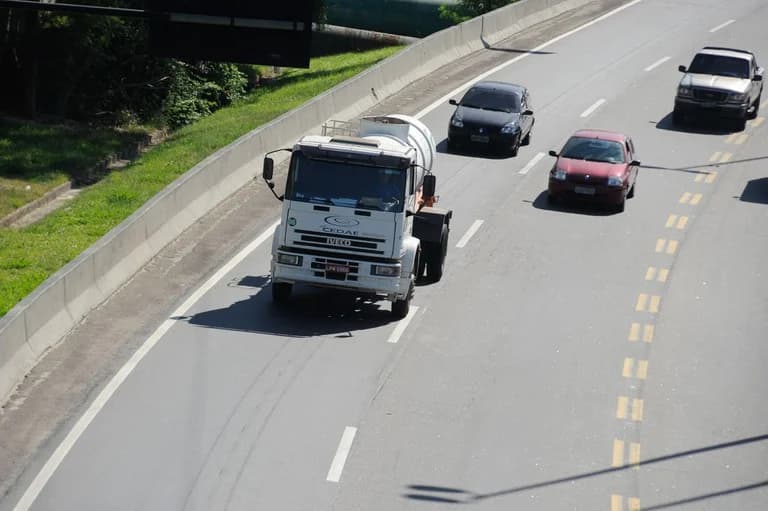 Motoristas sem exame toxicológico serão multados mesmo sem dirigir; veja como verificar