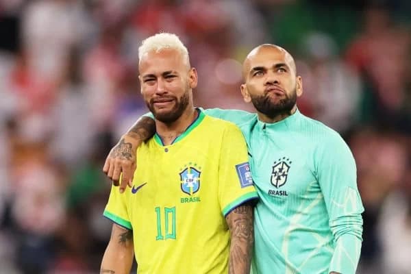 Daniel Alves pede ajuda a pai de Neymar para pagar fiança e ser solto