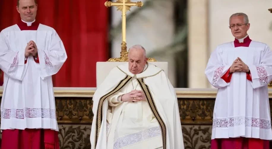 Papa Francisco realiza missa de Páscoa após não participar da procissão da Sexta-Feira Santa por questões de saúde