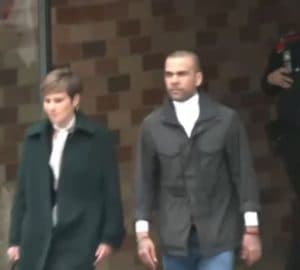 [VÍDEO] URGENTE: Daniel Alves é solto após pagar fiança de 1 milhão de euros