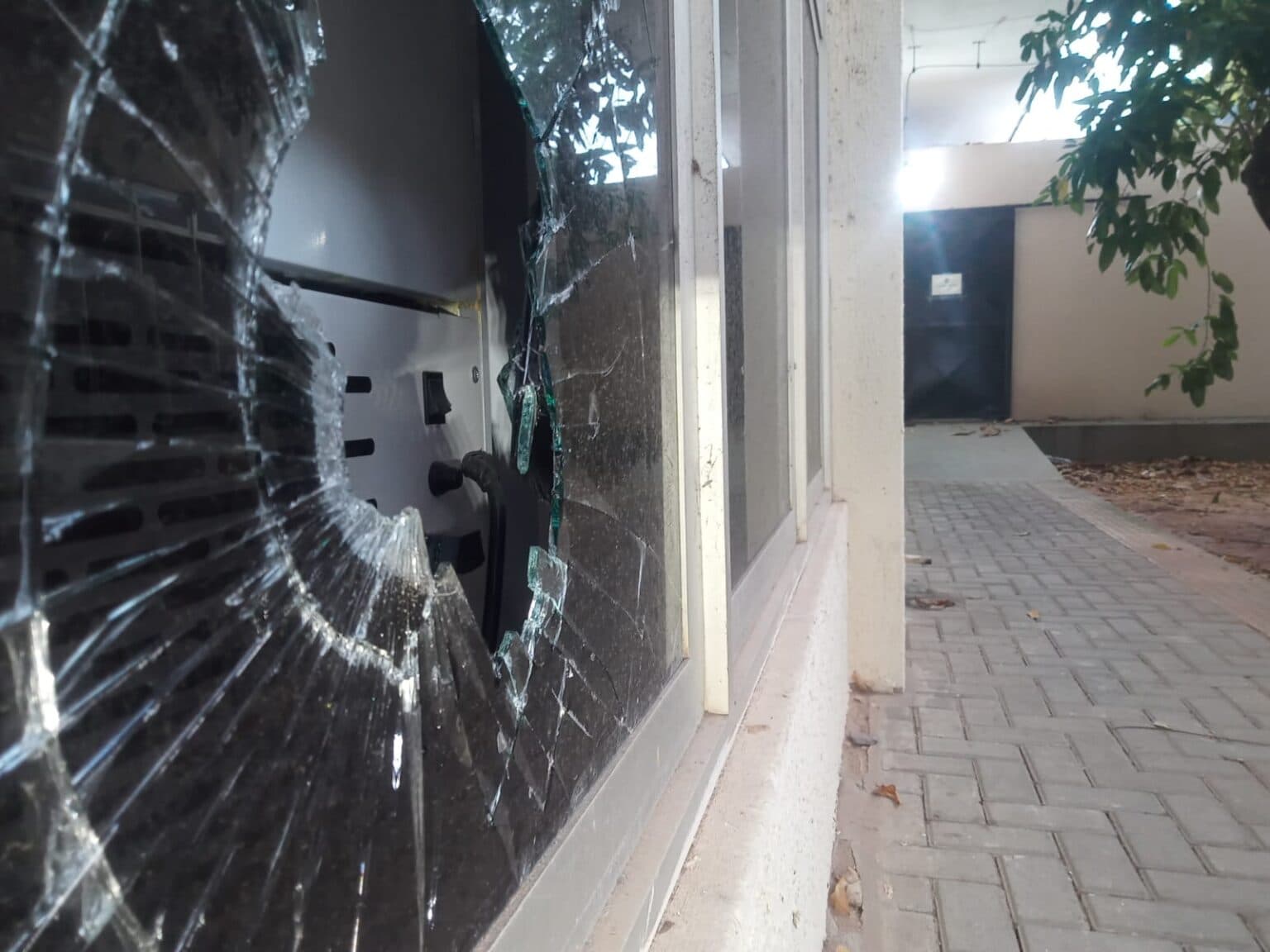 Após surtar e atirar pedras em hotel, mulher é presa e quebra vidraça de Delegacia em Natal