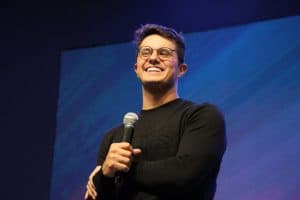 Deive Leonardo vai apresentar nova turnê em Natal; saiba como se cadastrar em site e garantir 50% de desconto na inscrição