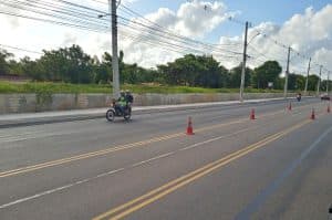 Por que faixa central da avenida Felizardo Moura ainda não é utilizada?
