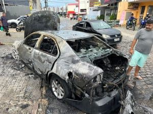 VÍDEO: Carro pega fogo na tarde desta quarta-feira em Nova Parnamirim