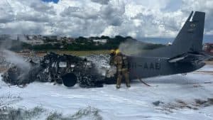 Avião de pequeno porte da PF cai no aeroporto da Pampulha, em Belo Horizonte