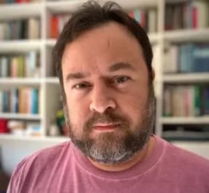 Moraes ordenou remoção do perfil de Flávio Gordon por compartilhar conteúdo crítico às urnas eletrônicas