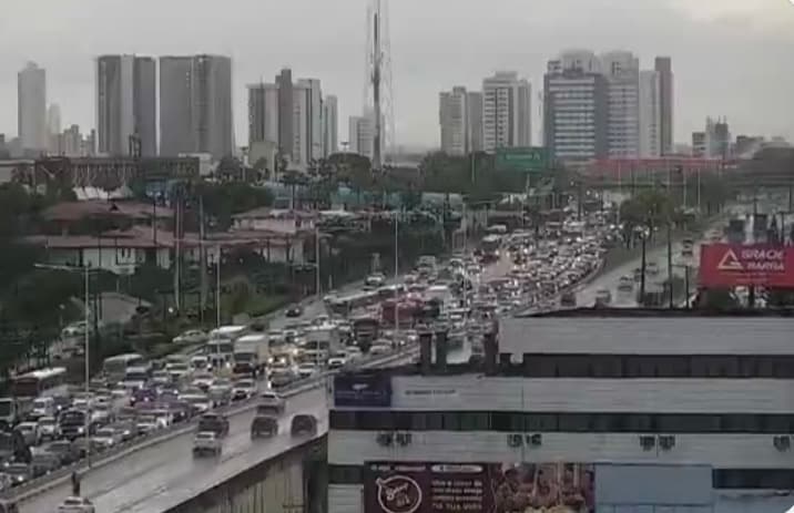 Alagamento interdita parcialmente BR-101 em Natal e deixa trânsito congestionado na região