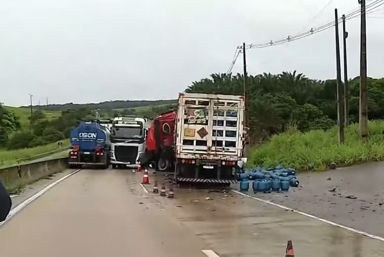 VÍDEO E FOTOS: Homem morre após caminhões carregados com botijões de gás e óleo diesel baterem na BR-101; via é interditada