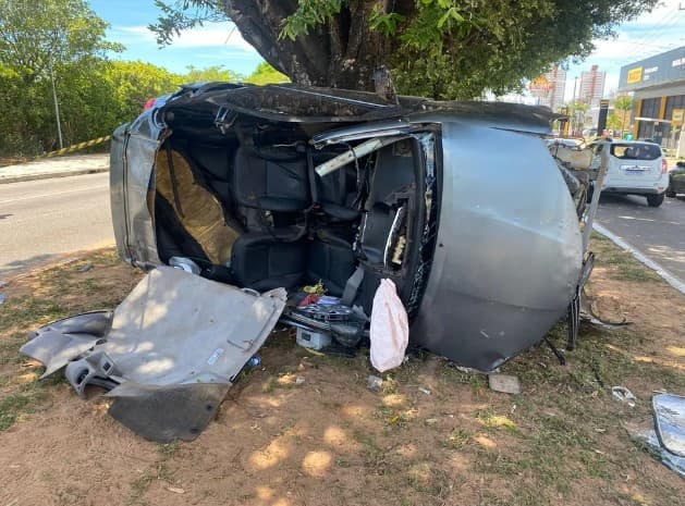 FOTOS: Mulher fica presa às ferragens após colisão entre dois carros na Av. Roberto Freire, em Natal