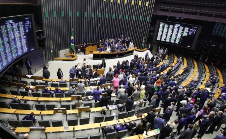 Congresso reage ao STF com PEC sobre foro privilegiado
