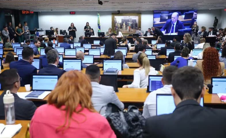 CCJ da Câmara aprova projeto que autoriza estados a legislarem sobre posse e porte de armas