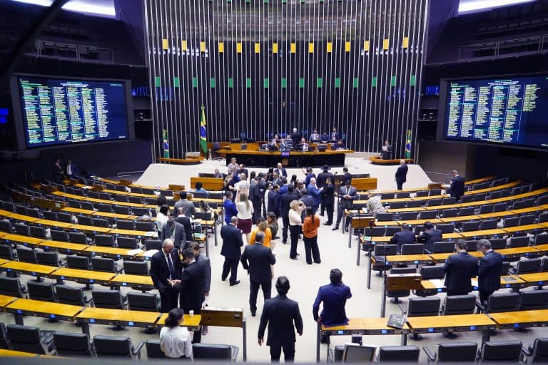 Líderes da Câmara decidem mudar o relator e criar grupo para debater novo texto para regulação das redes sociais
