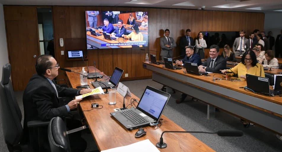 Comissão do Senado aprova projeto de lei que obriga corruptos a ressarcimento em dobro