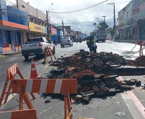 Cratera na avenida Coronel Estevam deixa trânsito lento; confira rotas alternativas