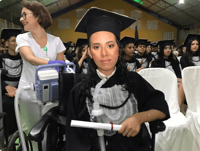 Estudante internada há mais de 4 meses com doença neurológica rara mobiliza hospital e escola para participar de colação de grau