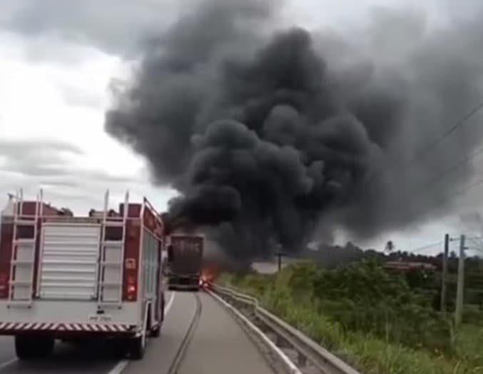 Carreta que transportava bebidas pega fogo na BR-304, em Macaíba