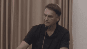 VÍDEO: É crime ir na embaixada, mas não no Alemão, diz Bolsonaro