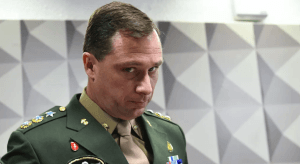 Exército tira Mauro Cid da fila de promoção a coronel após prisão preventiva do militar