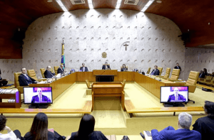 Com Barroso, STF forma maioria para ampliar foro privilegiado, mas Mendonça suspende julgamento