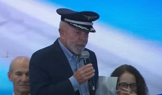 Lula reclama de aviões do governo: “Muito ruim. Precisa comprar mais”