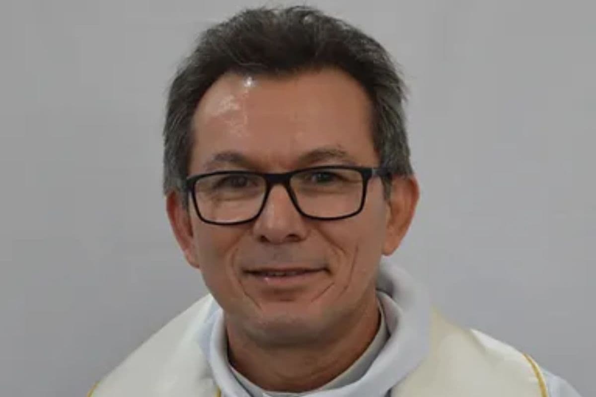 Padre é golpeado com facão e quase perde os dedos ao tentar desarmar bandido durante assalto na Grande Natal
