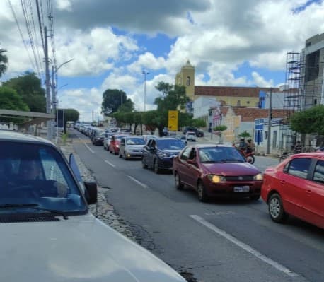 Trânsito congestionado em direção ao Açude Gargalheiras na manhã deste sábado (6)