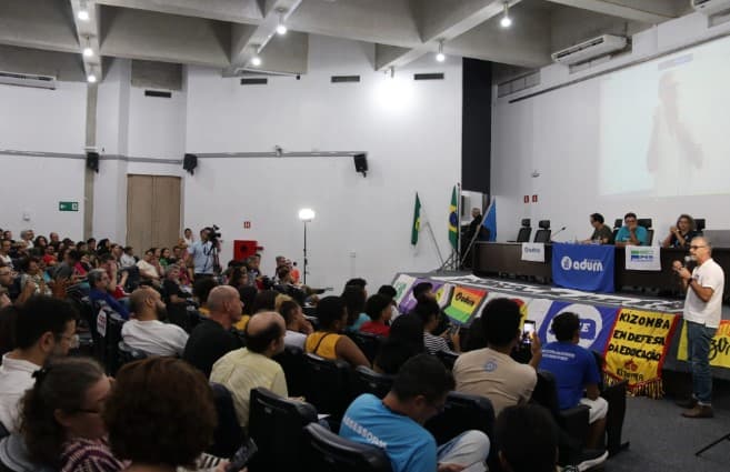 Professores da UFRN seguem em greve por tempo indeterminado