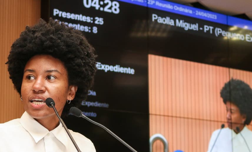 Vereadora do PT pede licença após polêmica sobre show com simulação de sexo