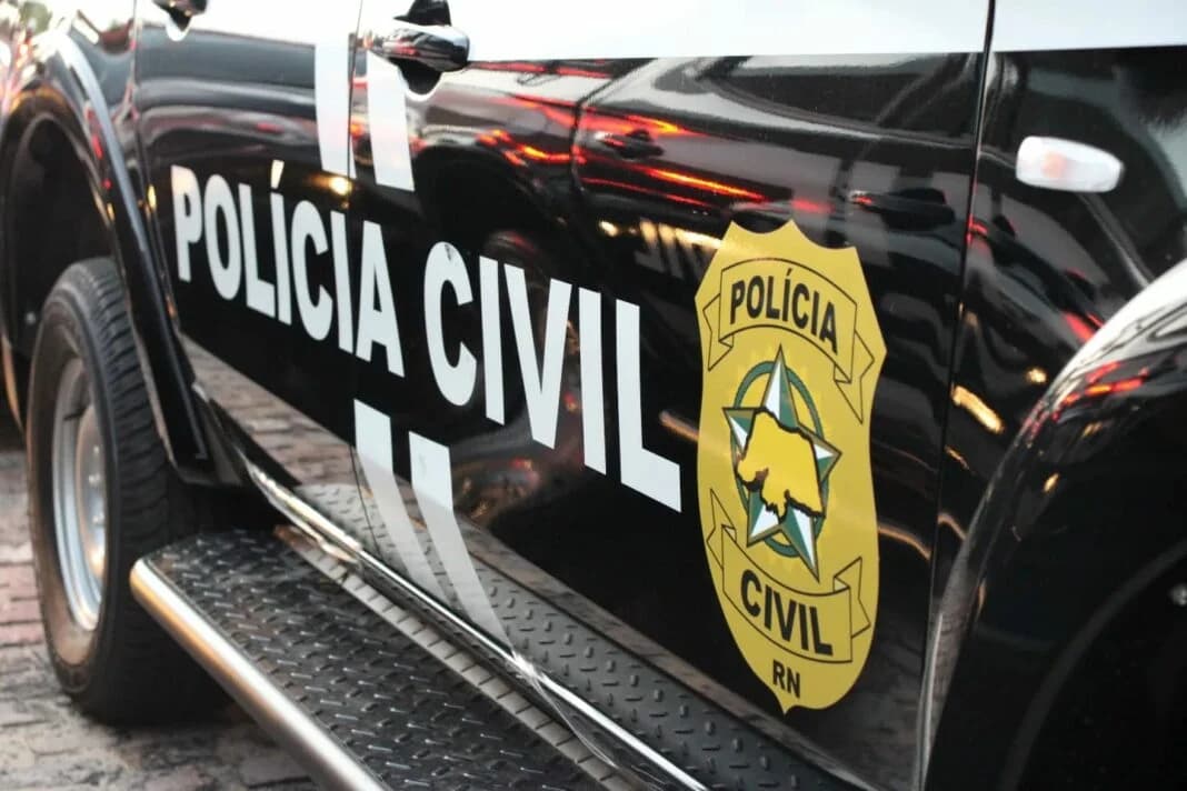 Mulher é presa na Grande Natal por usar imagens de bebê em UTI para pedir doações falsas no WhatsApp