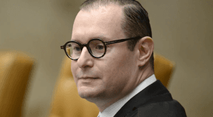 Defesa de Bolsonaro pede que Zanin seja impedido de analisar recurso contra inelegibilidade