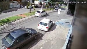 VÍDEO: Cratera se abre em calçada e médico ortopedista é ‘engolido' e atingido por muro