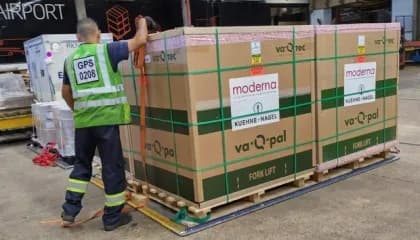 Brasil recebe primeiro lote de vacinas atualizadas contra a Covid-19